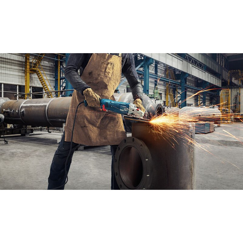 BOSCH Шлифмашина угловая (болгарка) GWS 24-230 JZ, 230мм, 2400Вт , 8500об•хв, плавн. пуск, із системою захисту від пилу Cyclone Tech, 5.8кг (06018C3300)