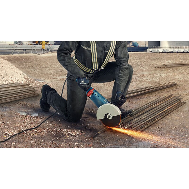 BOSCH Шлифмашина угловая (болгарка) GWS 24-230 JZ, 230мм, 2400Вт , 8500об•хв, плавн. пуск, із системою захисту від пилу Cyclone Tech, 5.8кг (06018C3300)