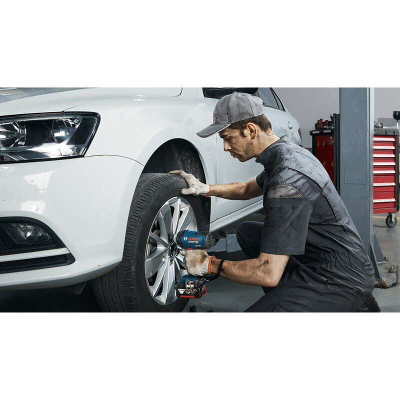 BOSCH Гайкокрут Professional GDS 18V-400 акум, 400 Нм, 0-2500 об/хв, валіза, зажим квадрат, 1.25 кг, без АКБ та ЗП (06019K0021)