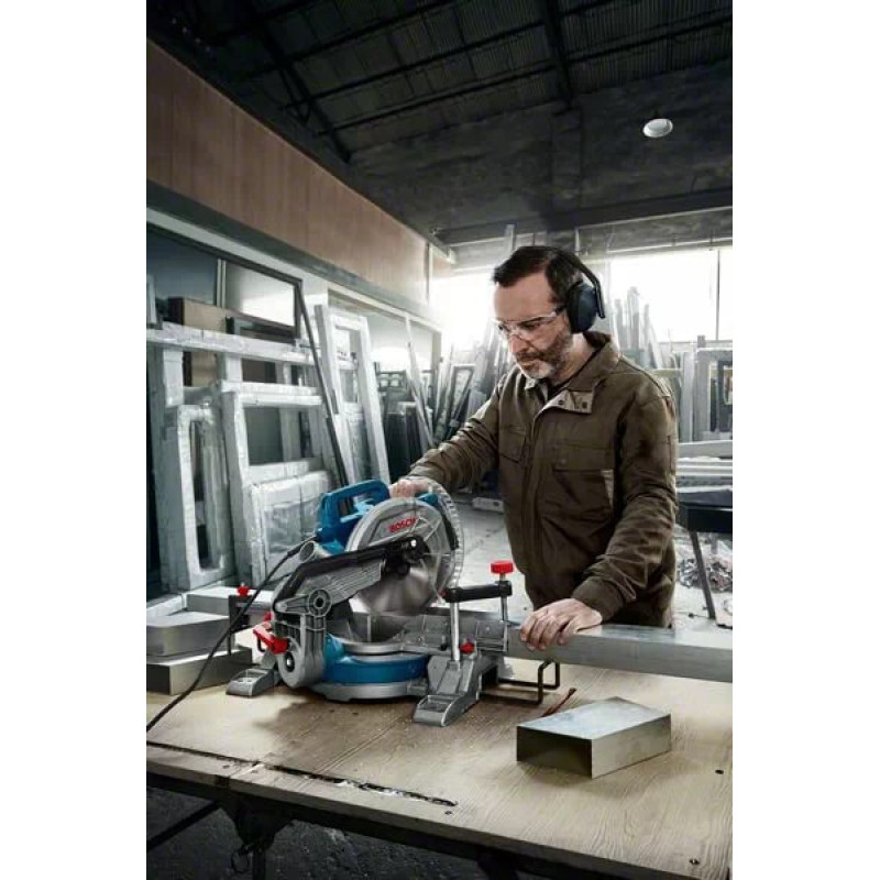 BOSCH Пила торцювальна GCM 216, 1300Вт, 216мм, 24мм, 10.1кг (0601B33000)