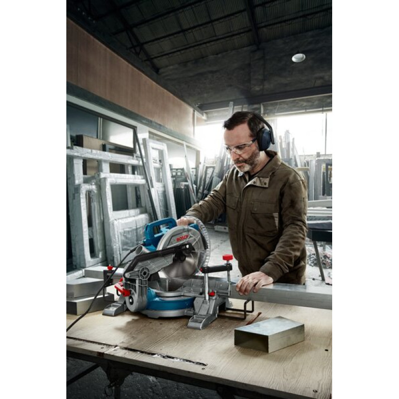BOSCH Пила торцювальна GCM 216, 1300Вт, 216мм, 24мм, 10.1кг (0601B33000)