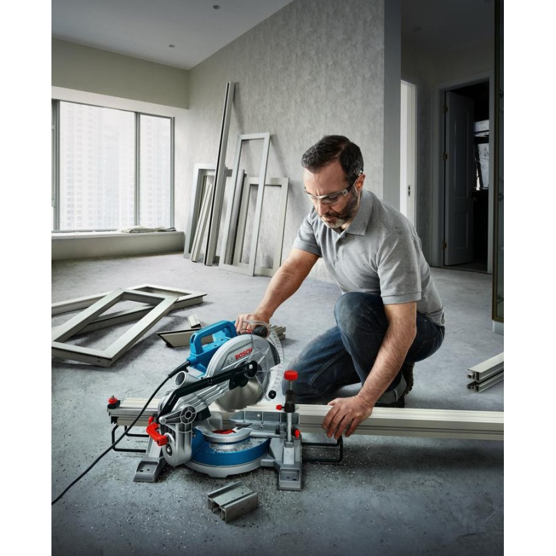BOSCH Пила торцювальна GCM 216, 1300Вт, 216мм, 24мм, 10.1кг (0601B33000)