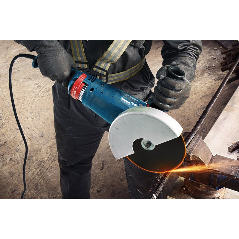 BOSCH Шлифмашина угловая (болгарка) GWS 24-230 JZ, 230мм, 2400Вт , 8500об•хв, плавн. пуск, із системою захисту від пилу Cyclone Tech, 5.8кг (06018C3300)