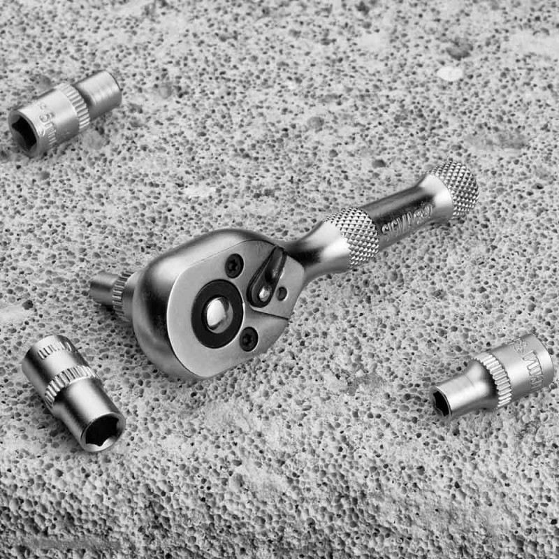 SIGMA Ключ-трещотка укороченная с металлической ручкой 1/4" 90мм 45T CrV (6050211)