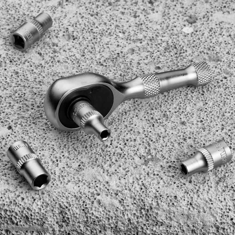 SIGMA Ключ-трещотка укороченная с металлической ручкой 1/4" 90мм 45T CrV (6050211)