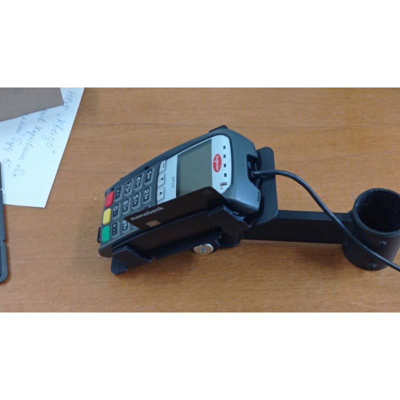 KVADO Тримач банківського терміналу на консолі