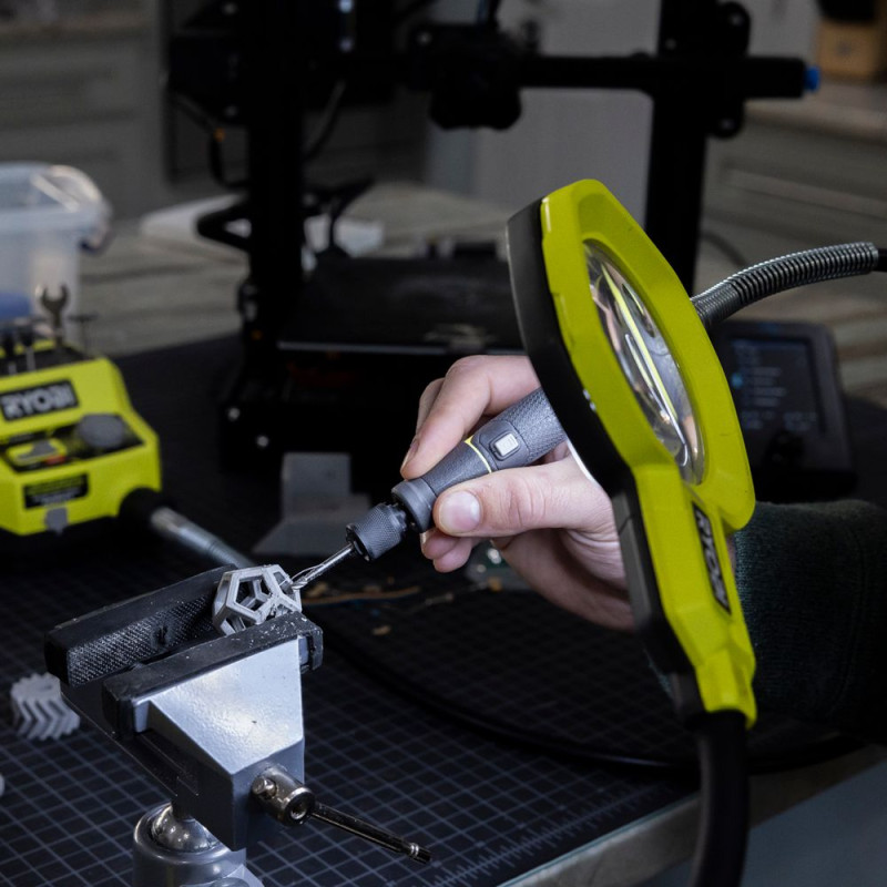 Ryobi Ліхтар RML18-0, 18В ONE+, 500лм, 2 режими,гнучка штанга, збільшувальналінза 86мм (без АКБ та ЗП) (5133005669)